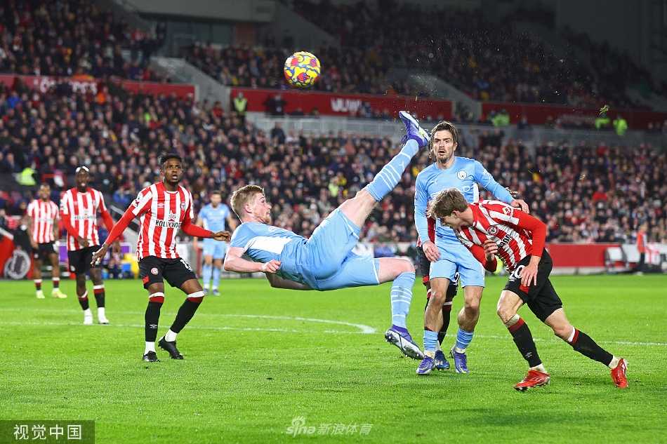 曼城主帅瓜迪奥拉在场边神情专注，紧握双拳，正在大声指挥弟子们保持阵型与压迫。