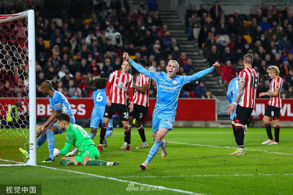 进球功臣福登在破门后张开双臂，面向客队看台激情滑跪庆祝，脸上写满了释放与狂喜。