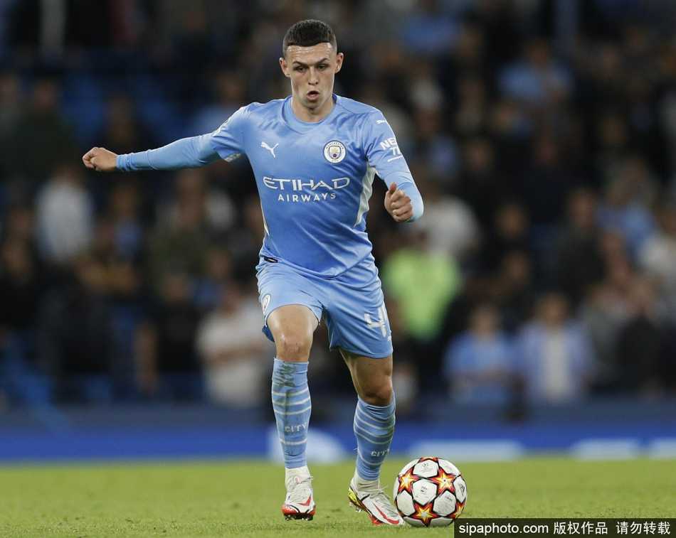 福登在训练场上眼神坚毅，嘴角带着一丝自信的微笑，阳光洒在他稚嫩却写满从容的脸庞上，身后是伊蒂哈德球场碧绿的草坪，仿佛在向世人宣告：这里，就是我的王国。