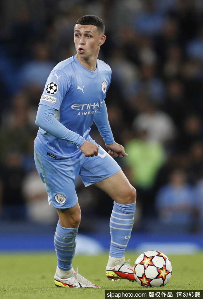 福登双手指天，仰望苍穹，仿佛在向天空倾诉着对曼城最深沉的爱意。他的球衣被汗水浸透，紧紧贴在身上，但那双明亮的眸子里却闪烁着对未来的无限憧憬与坚定信念。