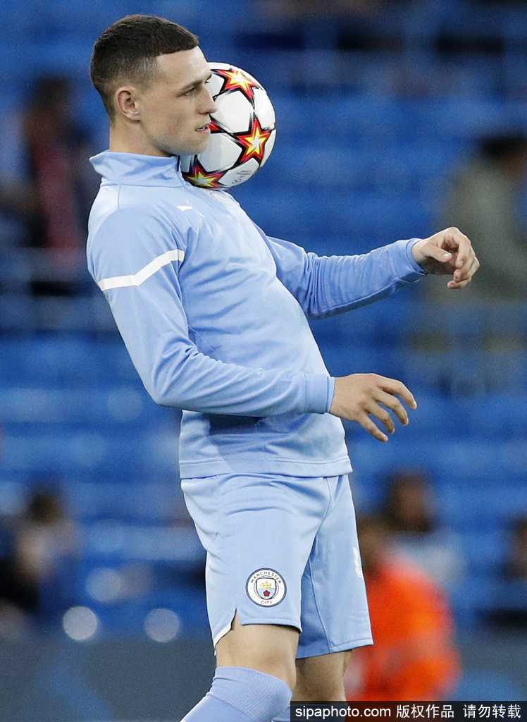 比赛中的福登轻巧地挑球过人，对方防守球员只能望球兴叹。他的身体重心微微下沉，眼神如猎鹰般盯着皮球落点，那件天蓝色的战袍在风中猎猎作响，仿佛在谱写一曲属于曼城的华丽乐章。