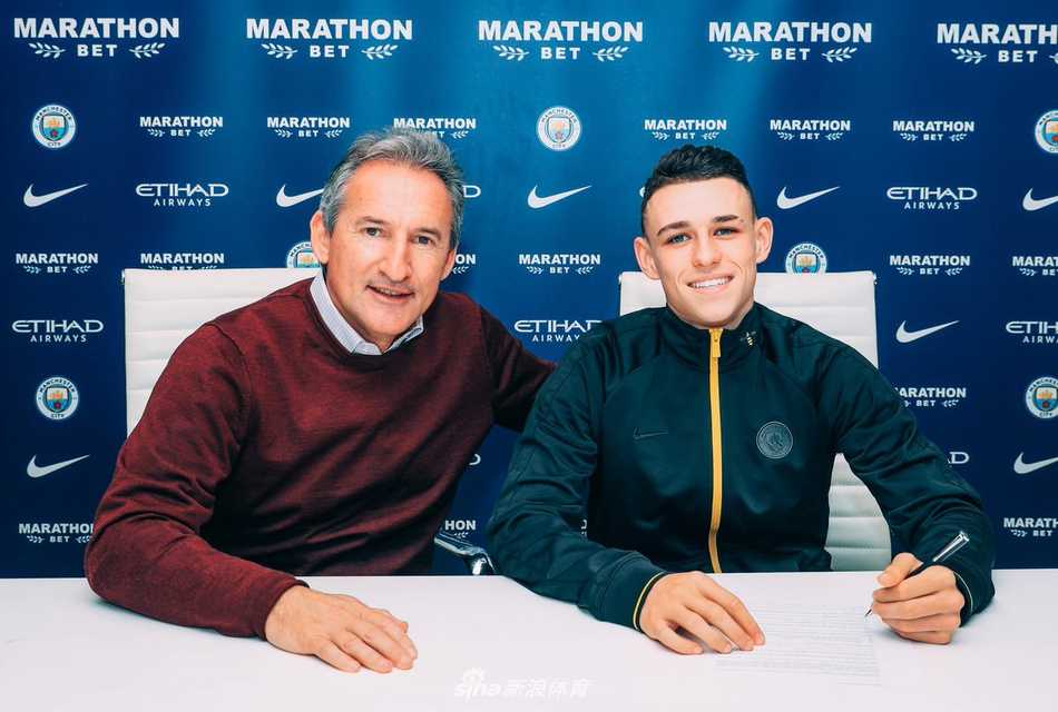 福登在英超赛场上与对手激烈拼抢，他身体微微倾斜，展现出与其年龄不符的强壮与比赛投入度