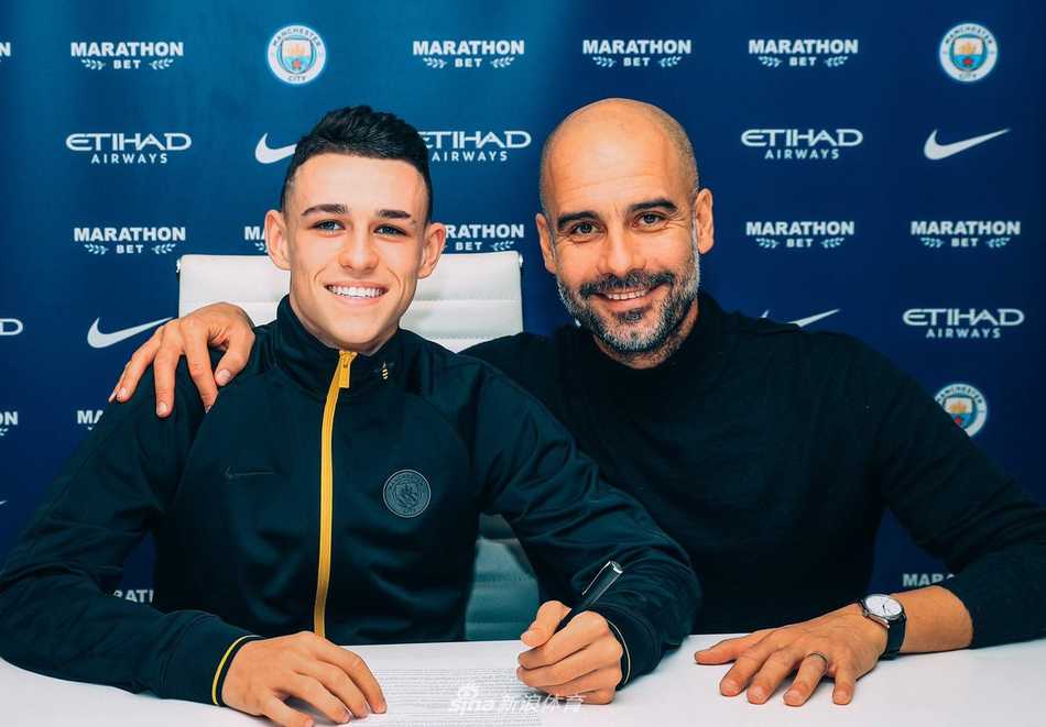 少年时期的福登在曼城青年队比赛中，用娴熟的脚下技术过掉对方防守球员，展现出与生俱来的足球天赋