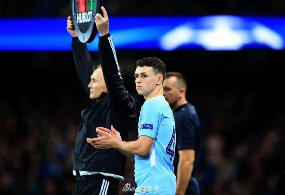 比赛结束后，福登独自走向曼城死忠球迷所在的看台，双手鼓掌感谢支持，蓝色的围巾在他胸前飘扬