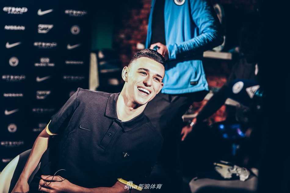 福登在进球后与队友大卫·席尔瓦击掌庆祝，两代曼城中场核心的瞬间交接，充满了温情与传承的意味