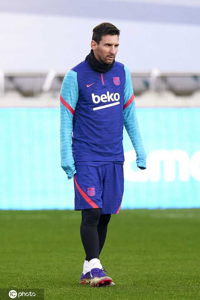 特写镜头下，梅西在训练中轻巧地颠球，足球仿佛黏在脚背，他的眼神平静却透着杀气，安达卢西亚的微风也吹不乱他的节奏。