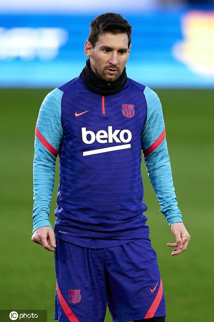 一次拼抢中的表情特写，一名巴萨球员面目紧绷，肌肉线条在阳光下分明可见，展现了职业球员在赛前最后一刻的全情投入。