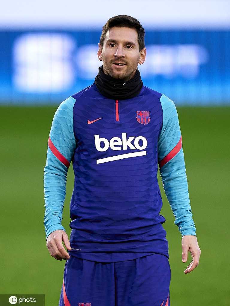 守门员特尔施特根在训练中飞身扑救，阳光在他舒展的身体上形成一道剪影，身后的球门仿佛在诉说：今夜，这里不可侵犯。