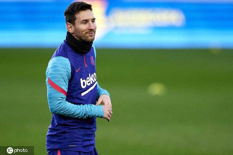 格列兹曼在训练中面露笑容，与队友轻松交流。这位法国前锋近期状态回勇，他正试图用行动证明自己完全融入了科曼的战术体系。