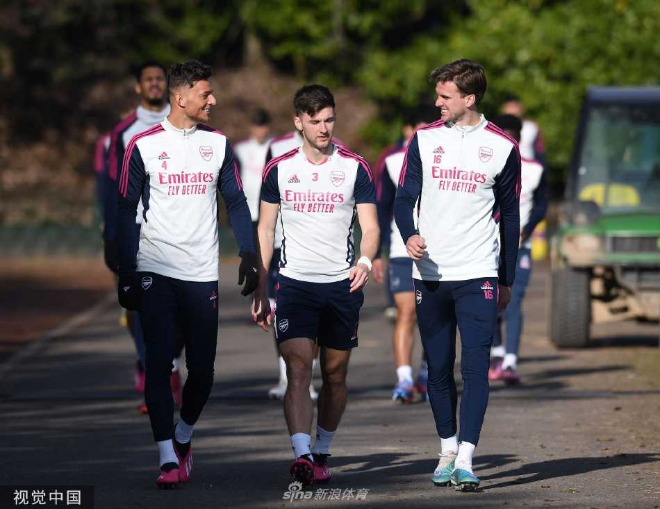 队员们在进行高强度的Rondo抢圈训练，皮球在快速的传递中化作一道虚影，考验着每个人的反应与协作能力。