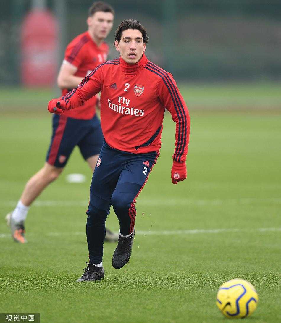 奥巴梅扬与拉卡泽特这对锋线双子星在训练中默契十足，眼神交流间仿佛已洞穿对手防线，他们将是枪手撕裂南安普顿防线的最大利器。