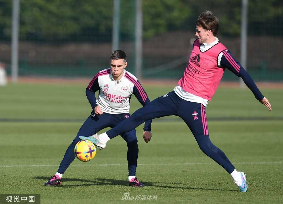 阿尔特塔在训练中亲自示范，向队员们讲解跑位路线，其专注的神情凸显了对战术细节的极致追求。