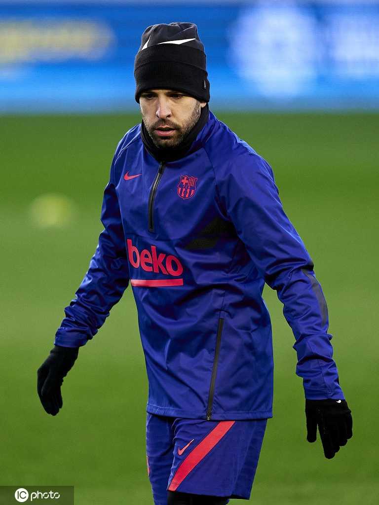 训练尾声，球员们慢跑放松，背景是科尔多瓦独特的城市天际线。历史与现代在此交汇，红蓝军团也渴望在这片古老的土地上书写新的篇章。