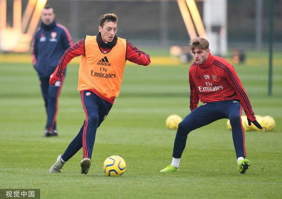 训练场边的细节同样动人，蒂尔尼在体能教练的辅助下进行着核心力量的强化，汗水浸透了他的衣衫，这支年轻的枪手正为每一分钟的登场机会拼尽全力。