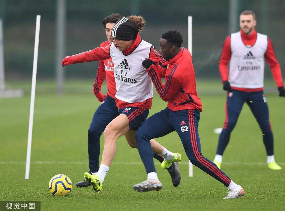 队长袖标不再是束缚，训练中的扎卡表情坚定，用积极的拼抢和精准的传球向教练组证明着自己的状态，他正努力赢回球迷的心。