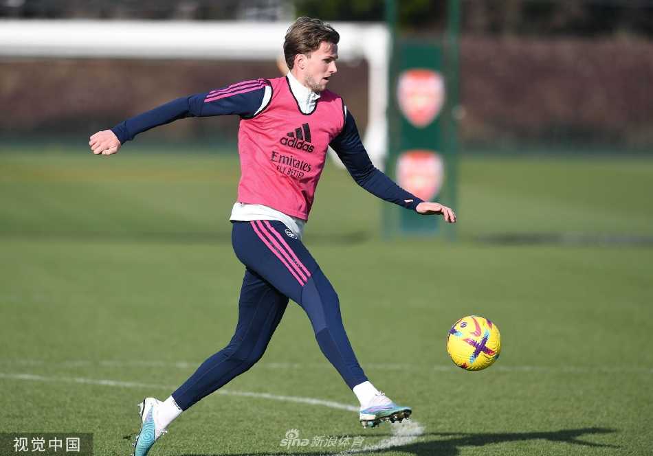 训练结束后，球员加布里埃尔与队友谈笑风生，轻松的氛围展现了更衣室内良好的团队凝聚力。