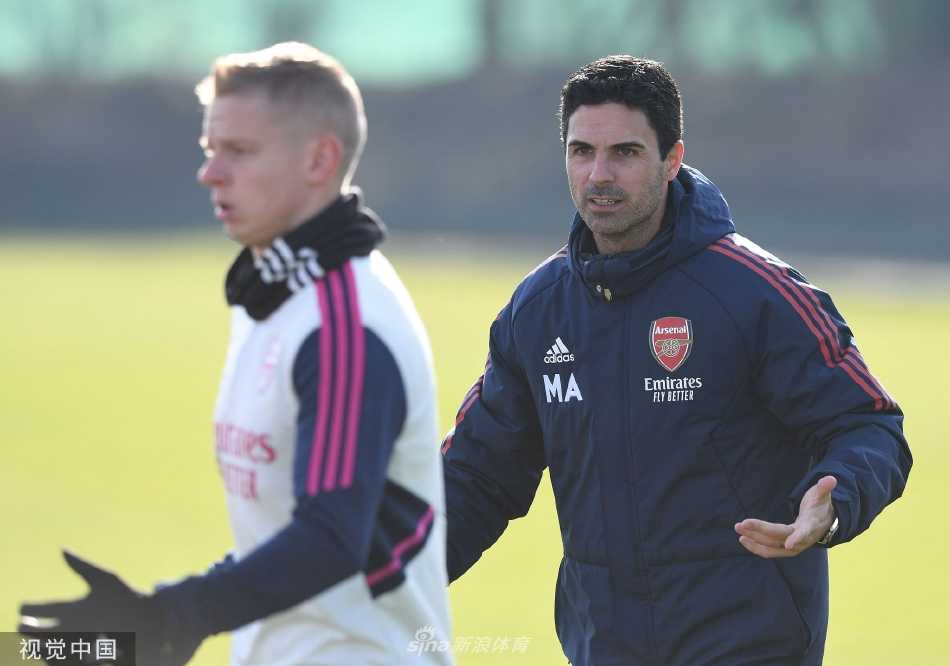 小场地分组对抗赛激战正酣，球员们在压缩的空间内快速短传，寻找稍纵即逝的进攻空隙。