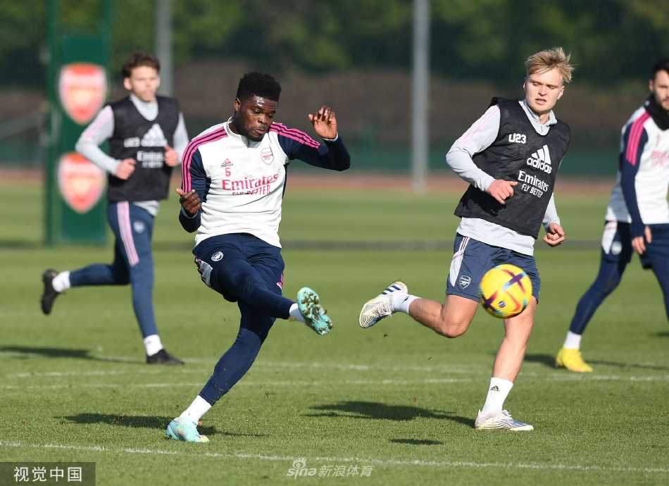 训练间隙，阿尔特塔与队长厄德高进行一对一交流，师徒二人对着战术板比划，进行着深度的战术复盘。