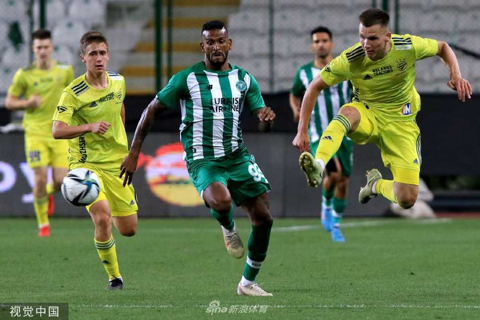 科尼亚队球员在进球后张开双臂，与队友在空旷的看台前激情庆祝，他们用行动点燃了寂静的球场