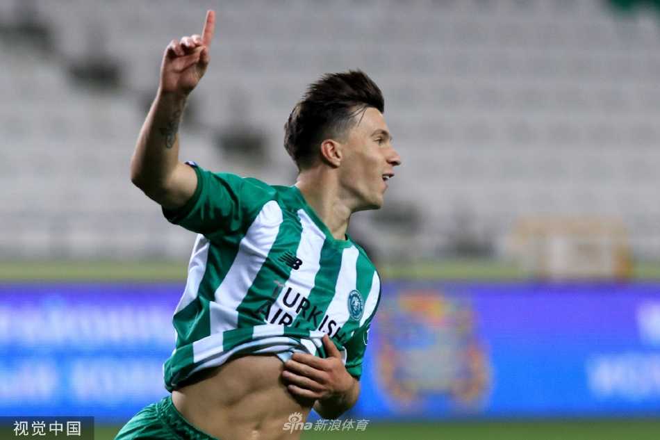 终场哨响，科尼亚队员紧紧相拥庆祝胜利，这场团队至上的完胜是他们对‘足球是十一人运动’的最佳诠释