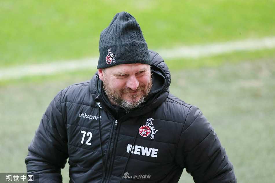 两名科隆中场核心在草坪上进行一脚出球传递练习，皮球在他们脚下流畅运转，展现出心有灵犀的默契。