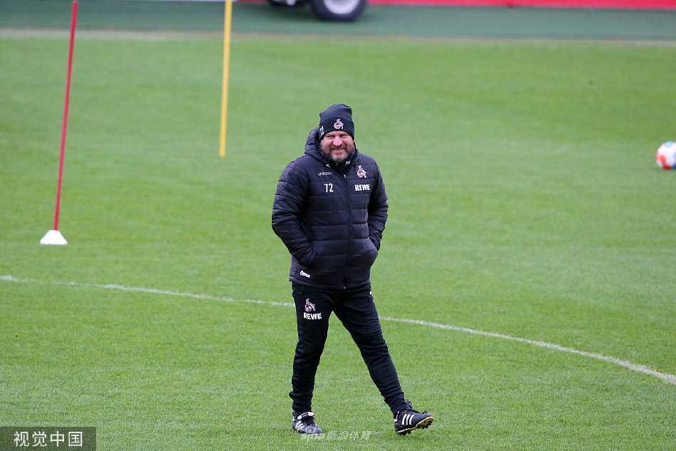 科隆门将腾空而起，奋力将一记势大力沉的远射托出横梁，身姿舒展如雄鹰展翅，守护着球队的最后一道防线。