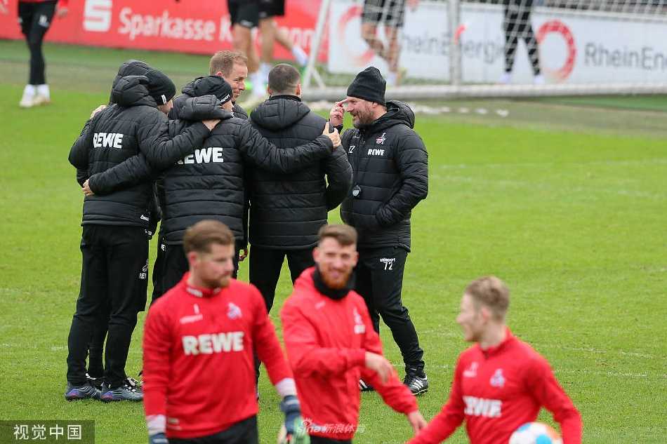 夕阳余晖洒在训练场上，一名球员独自加练任意球，弧线划破静谧的空气，勾勒出梦想与坚持的轨迹。