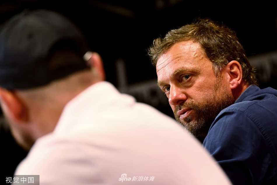 鲍姆加特在发布会上侃侃而谈，他有力的手势仿佛正在向球员们布置战术，激情澎湃的演讲感染了在场的每一位媒体人。