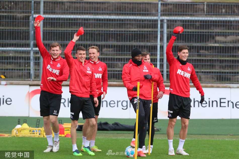 球员们在训练后围成一圈进行拉伸恢复，大家有说有笑，团队凝聚力在汗水与欢笑中悄然升华。