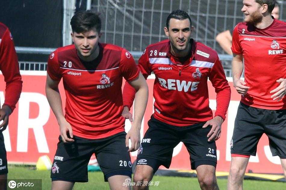 队长赫克托目光如炬，在传球练习中精准地将球送到队友脚下，绿茵场上尽显领袖风范与扎实功底。