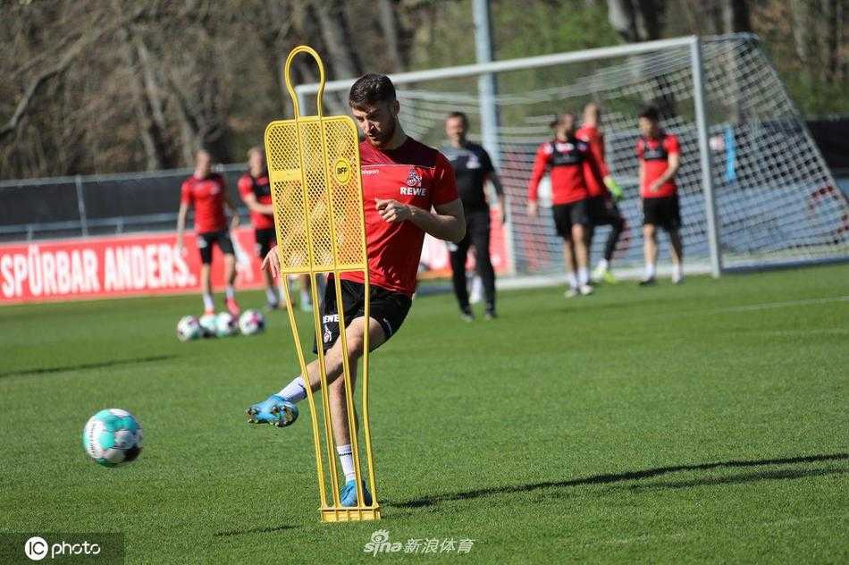 禁区之内，两名科隆后卫高高跃起，如铁塔般在空中争顶，展现出了防守定位球时舍我其谁的霸气与决心。