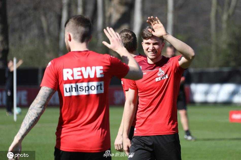 训练场上尘土微扬，一名科隆球员正在全力冲刺，紧身的训练服勾勒出健硕的肌肉线条，展现出职业球员的强悍身体素质。