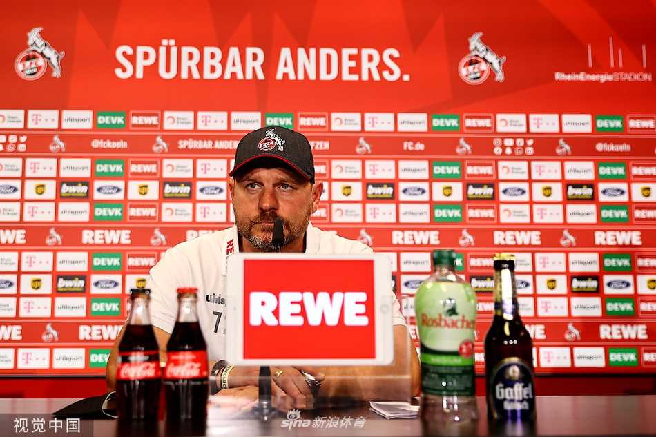 面对镜头，鲍姆加特表情专注而严肃，仿佛正在思考新赛季的战术布局。这位以激情和严谨著称的教头，即将在科隆掀起一场攻势足球风暴。