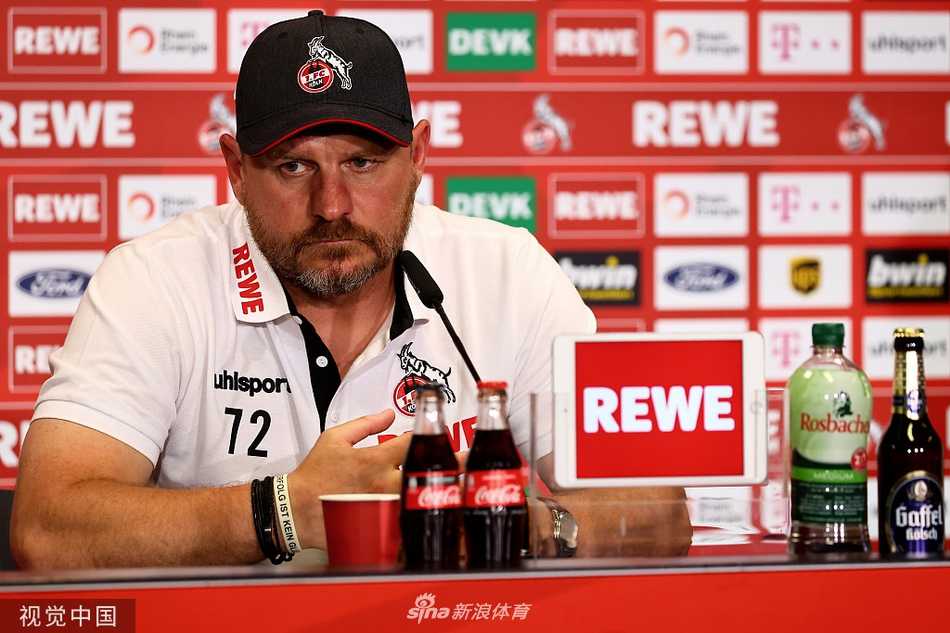 发布会结束后的合影环节，鲍姆加特与俱乐部工作人员轻松交谈，他自然流露的亲和力与领导力，让人们对新赛季的科隆充满期待。