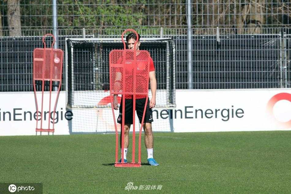 夕阳下，一名球员独自加练射门，皮球如出膛炮弹般直挂球门死角，他挥拳庆祝，仿佛已提前品尝到胜利的滋味。