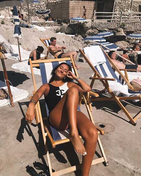 马蒂尔德身着时尚长裙，与闺蜜们在异国街头的涂鸦墙前留下充满艺术感的合影，个性十足