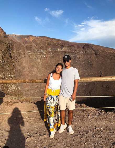 碧海蓝天之间，马蒂尔德在豪华游艇的甲板上享受日光浴，举手投足间尽显悠闲与惬意