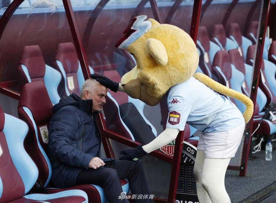 穆里尼奥顶着一头崭新的圆寸发型，面带神秘微笑步入球场，场边的闪光灯瞬间将他包围。