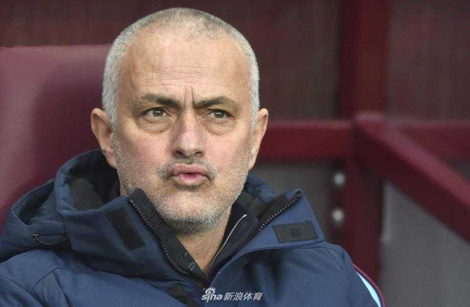 维拉公园球场的吉祥物伸出毛茸茸的手，调皮地摸了摸穆里尼奥光溜溜的脑袋，穆帅非但不恼，反而露出了难得一见的开怀笑容。