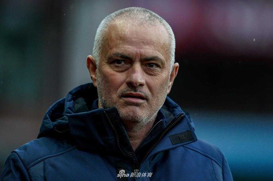 穆里尼奥在教练区内专注指挥，新发型让他看起来更加干练，他正大声向场上球员传达战术指令。