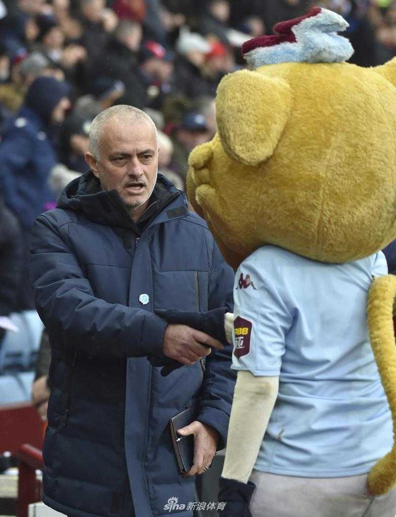 比赛中的穆里尼奥双手插兜，目光坚定地注视着球场，圆寸发型让他本就立体的面部轮廓显得更加深邃，整个人散发出一种不容置疑的威严。