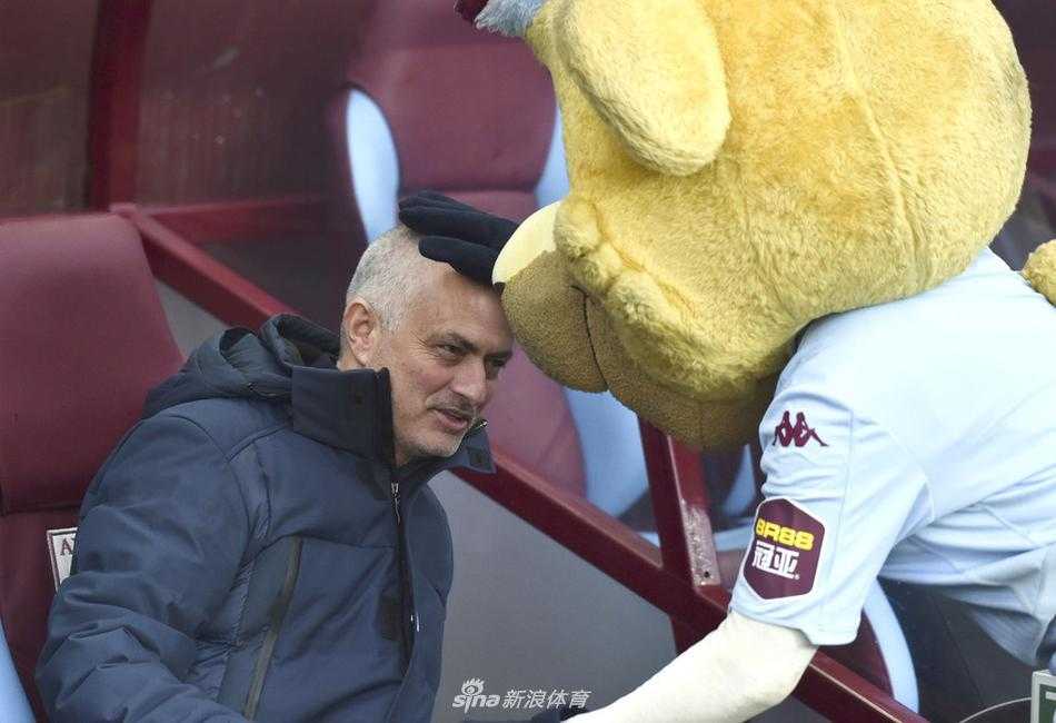 赛后，穆里尼奥走向客队球迷看台，向着远道而来的热刺球迷鼓掌致谢，夕阳下的新发型闪烁着柔和的光。