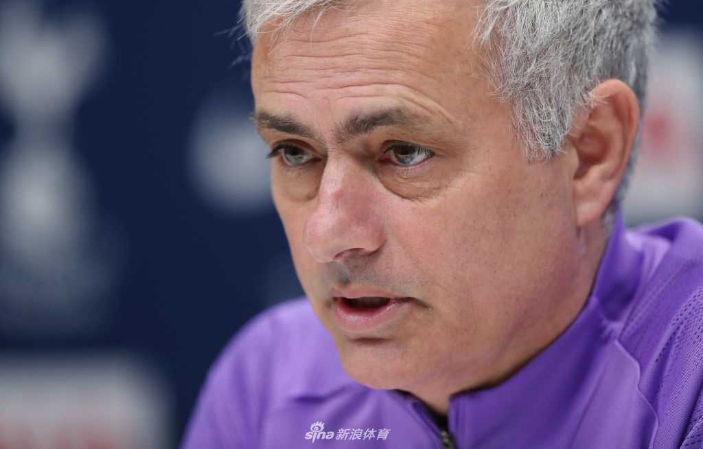 神情专注而诚恳的穆里尼奥,在英超赛前发布会的背景板前,伸出手指强调着自己的观点,仿佛正在通过镜头直接向遥远的中国球迷传递着坚定的支持与信心。