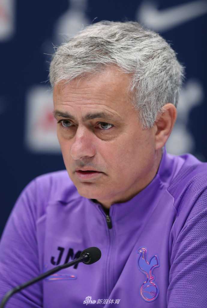 画面中捕捉到了穆里尼奥在发布会现场罕见的温柔瞬间,他微微抿起嘴唇,眼神中流露出的是对远方受疫情影响民众的牵挂与担忧,这一刻他不再是那个在教练区激情滑轨的狂人,而是一位充满共情力的长者。