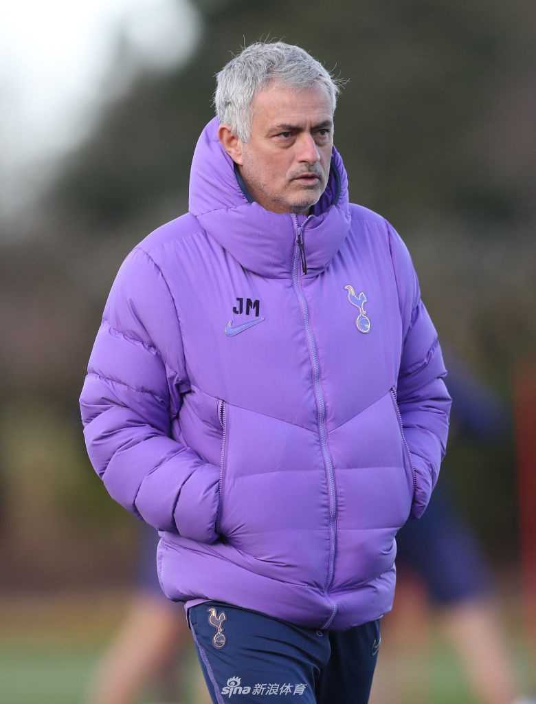 双手交叉放在身前的穆里尼奥正在耐心聆听记者的提问,虽然画面中的他略显疲惫,但眼神中依然保持着对话题的高度专注,仿佛在用行动告诉所有人:关于疫情,关于中国,值得他百分百的认真对待。