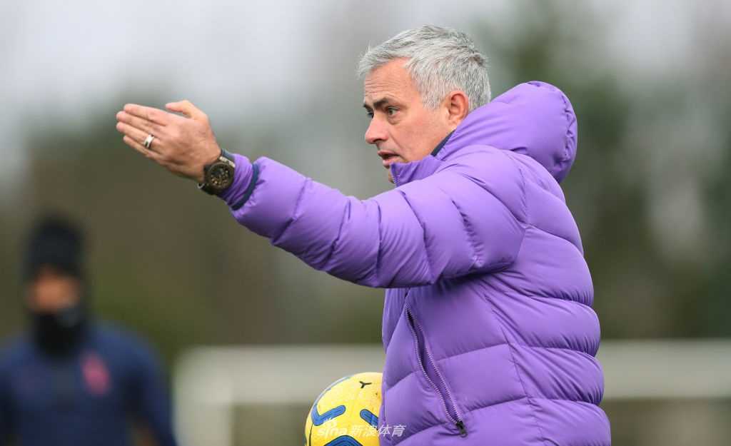 在发布会现场的灯光下,穆里尼奥身着标志性的深色训练服,他的表情凝重而坚定,双唇紧闭仿佛在思索着如何能通过自己的话语给万里之外的中国球迷带去更多战胜困难的勇气和力量。