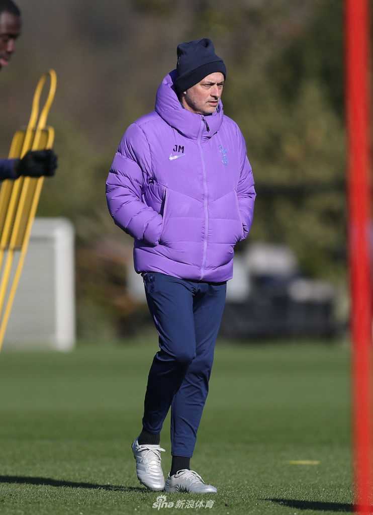 整场发布会中最为舒展的一个画面,穆里尼奥正在进行着详细的阐述,手势自然张开,脸上带着那种熟悉的、试图说服所有人的表情,只不过这次他要说服大家的观点是:全世界应当团结起来,共同声援中国。