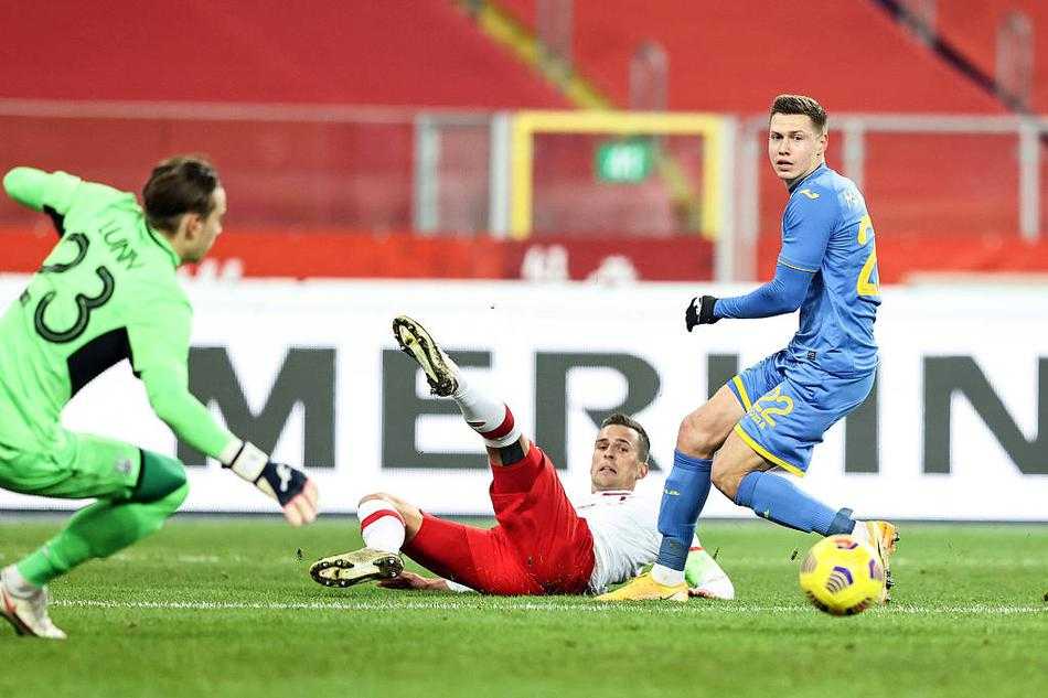 波兰前锋皮亚特克在进球后握拳怒吼，与队友激情拥抱，庆祝他在比赛第40分钟为球队首开纪录的精彩瞬间。