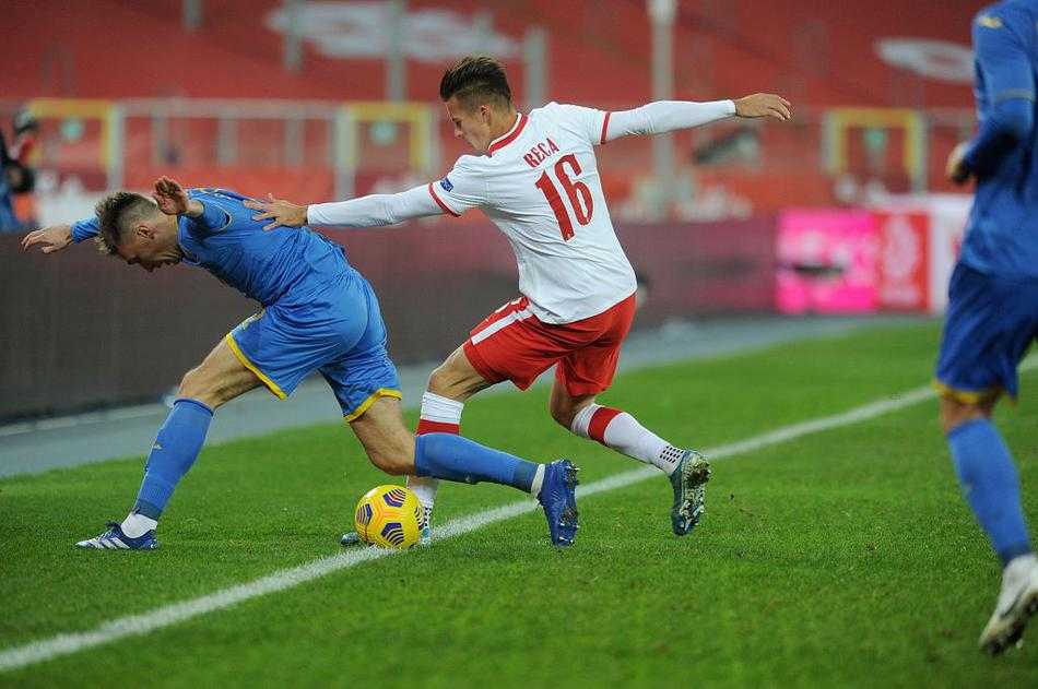 乌克兰门将卢宁在比赛中神情沮丧，面对波兰球员的逼抢，他的一次处理球失误直接导致了本队的第一个失球。