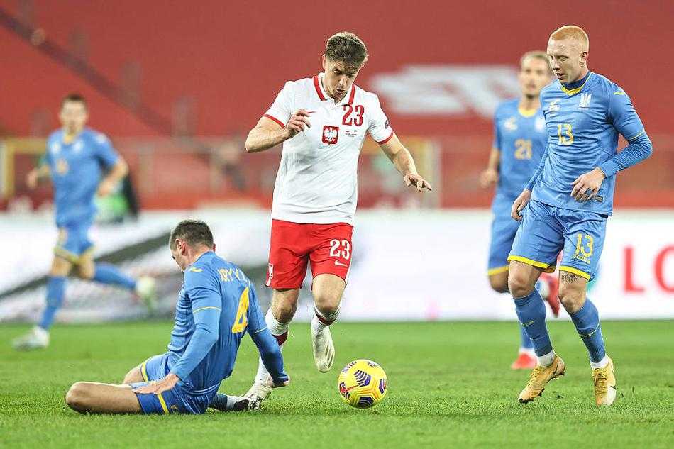 波兰球员莫德在禁区内混战中冷静施射，皮球应声入网，他随即转身奔跑，接受队友们的祝贺，这是锁定胜局的第二粒进球。